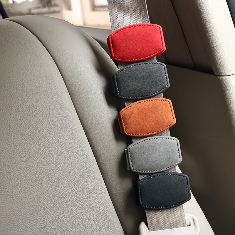 محدد حزام الأمان من الجلد الصناعي، مشبك مغناطيسي قابل للتعديل مع مشبك تثبيت، ملمس مريح، قابل للتعديل ومضاد للانزلاق