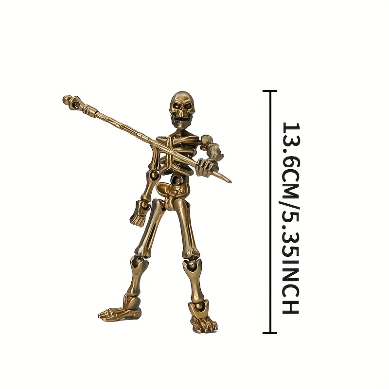 Figura De Esqueleto Articulado 5.1″ Con Capa Y Armas – Juguete De Plástico Para Coleccionistas Y Decoración De Escritorio (13 Cm)