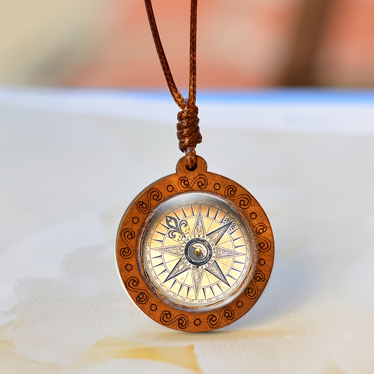 TEMU 1pc ( a , Material de madera Collar colgante exquisito para mujer/hombre), redonda con decoración de puntero dorado, Diseño de único de estilo