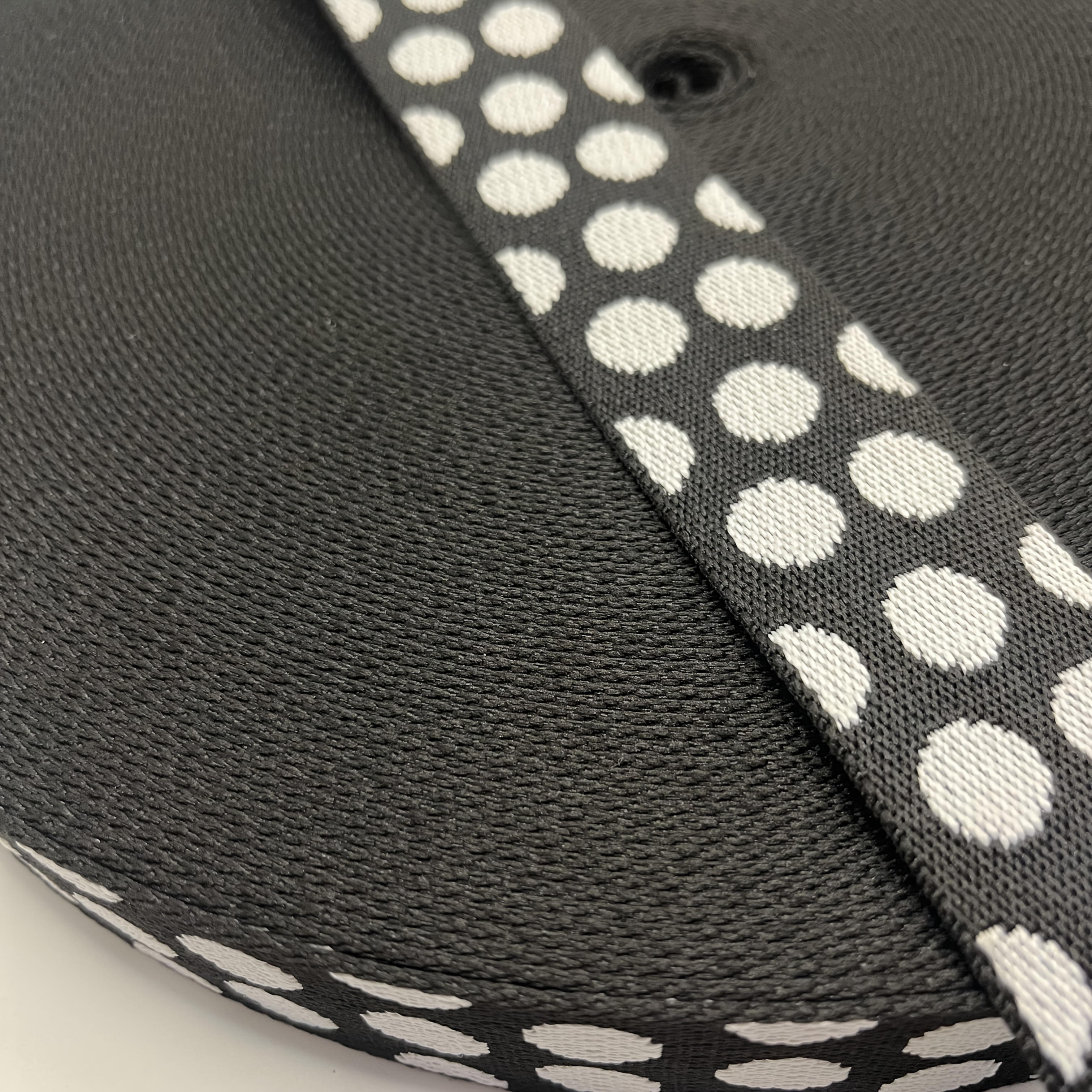 E-shop 9,84 Fuß breit, 3,8 cm dick, 1,4 mm -Jacquard-Band mit gepunktetem Polka-Dot-Muster. Der verstärkte Stil bietet langlebiges Material, geeignet