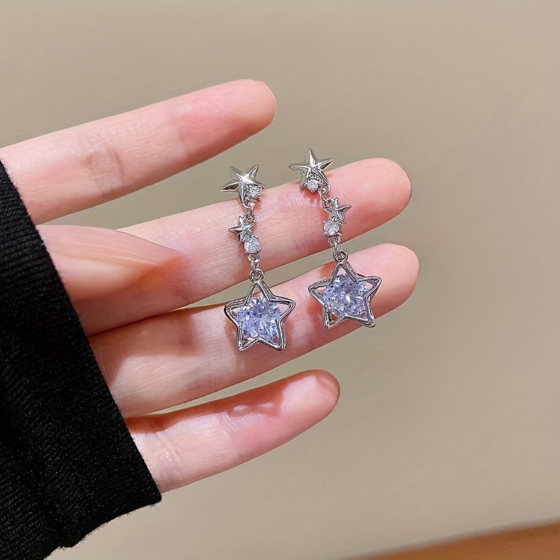 TEMU Une paire de boucles d'oreilles mignonnes et de avec des boucles d'oreilles à étoile creuses et tendance.