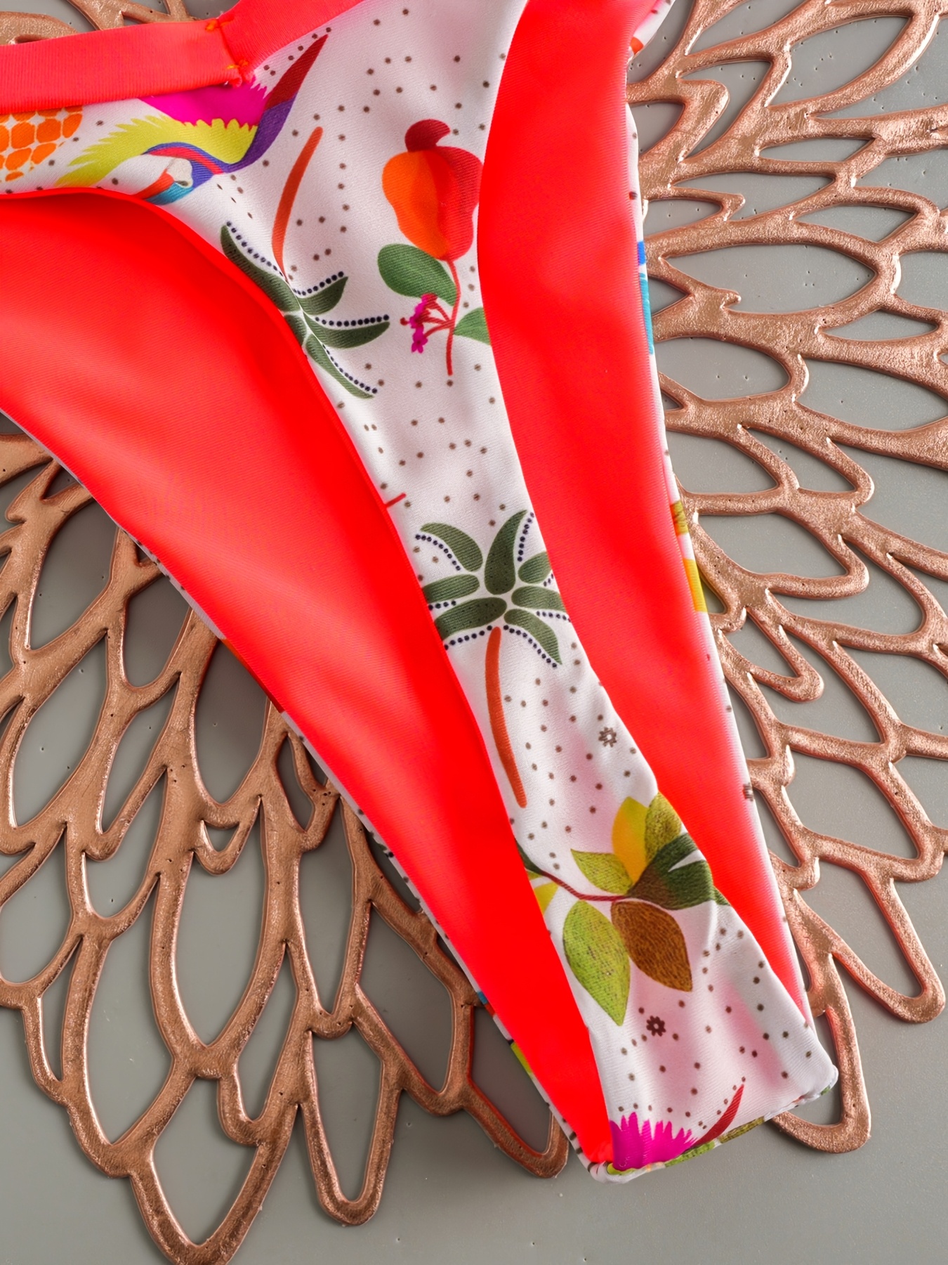 Bikini Halter con Elementos Tropicales para Base: Vibes de Vacaciones en la Isla
