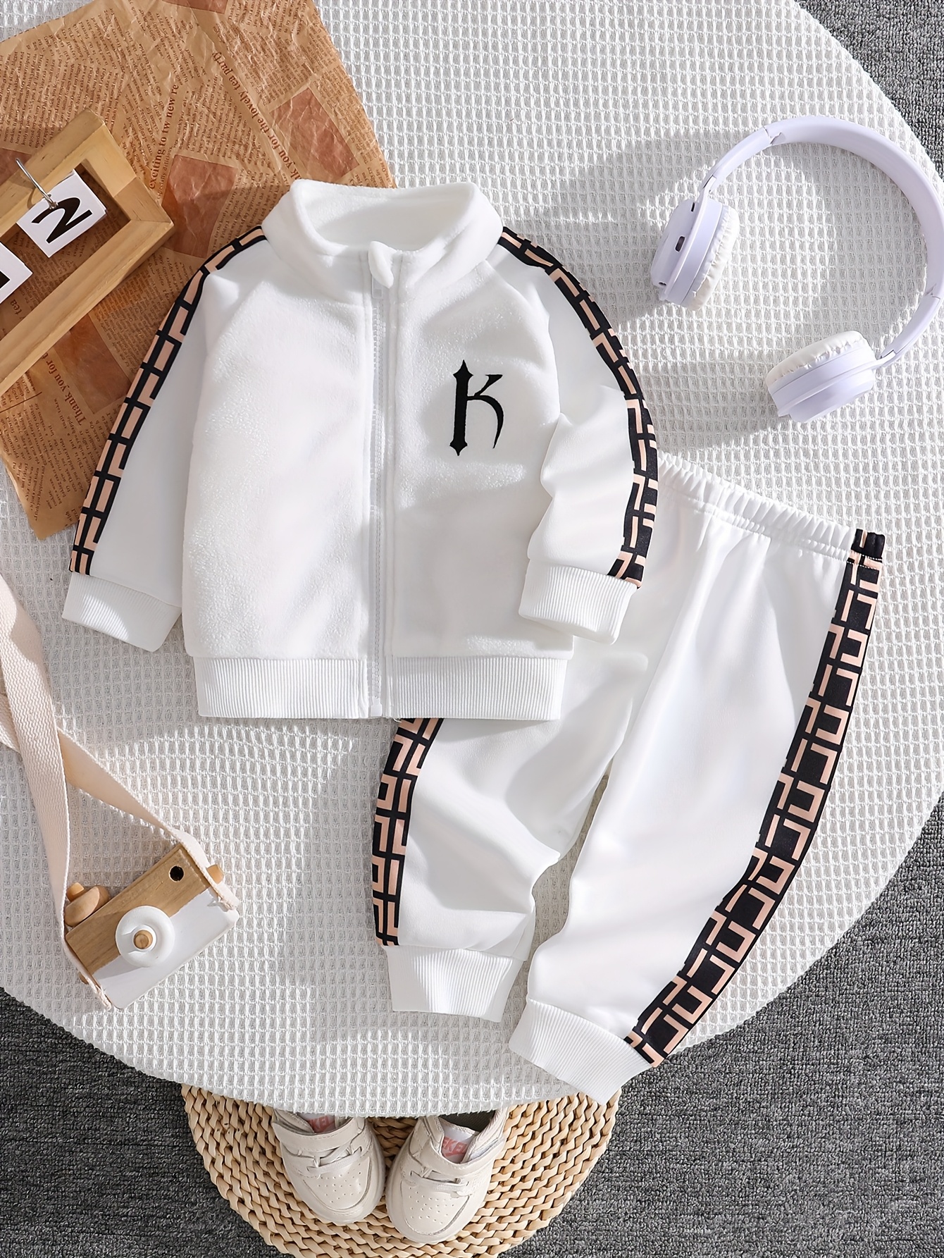 nieuwe herfst- en winteroutfit in sportieve stijl voor babyjongens