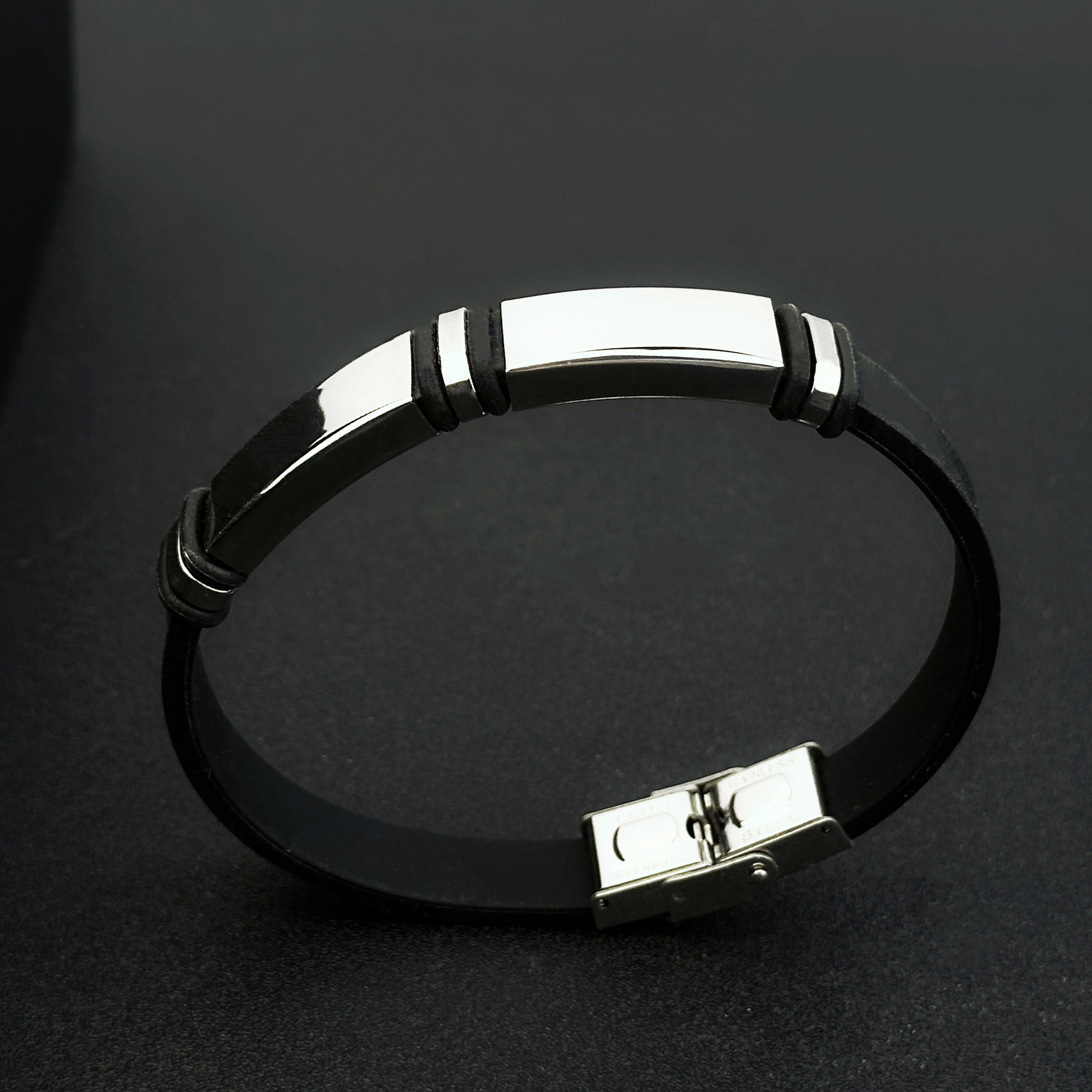 E-shop Edelstahl Herren Armband mit verstellbarem Silikonarmband und doppelten schwarzen Charms - Perfektes Schmuckgeschenk für jedes Outfit