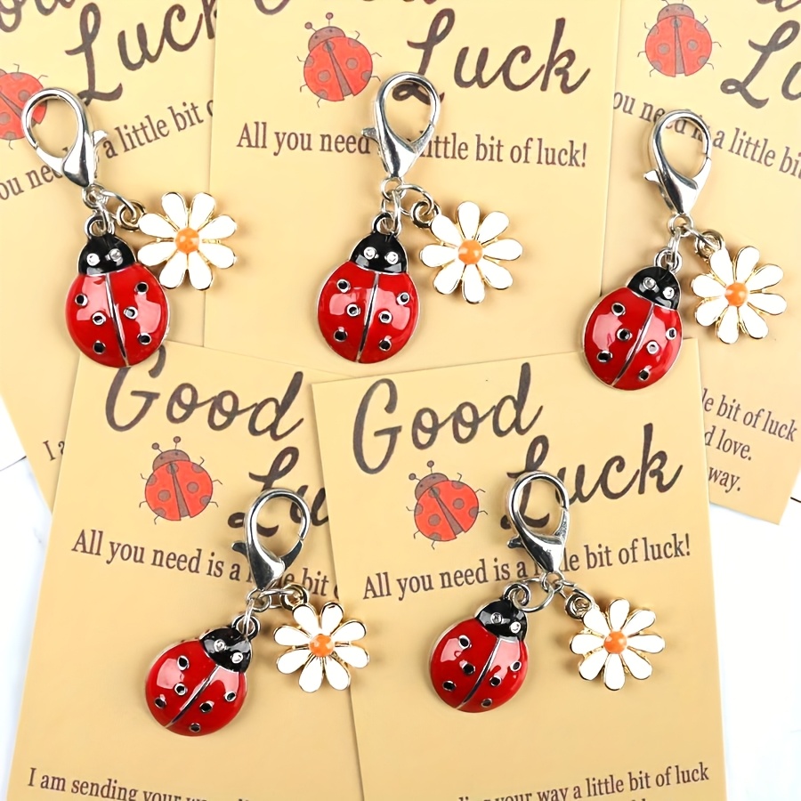 E-shop 5-teiliges Set: Cartoon-Mode Schlüsselanhänger mit goldenen silbernen Marienkäfern Gänseblümchen, inklusive inspirierender Grußkarte, kreativer
