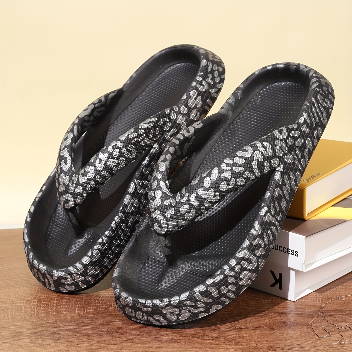 

Trendy Leopard Print Flip Flops For Men, All Seasons Soft Sole Outdoor Slippers For Street Walking Beach Party