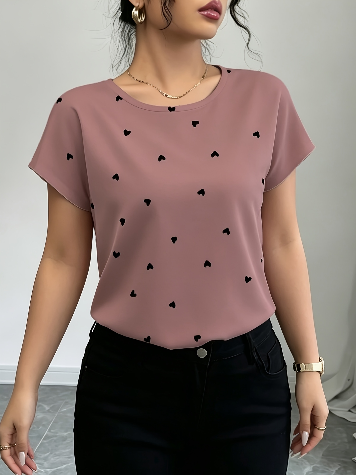 imagen del artículo blusa elegante para mujer con estampado de corazones, cuello   y manga corta - no elástica, adecuada para temporadas casuales y elegantes, camiseta   lavable a máquina para uso todo el año,   de vestuario para capas o conjuntos