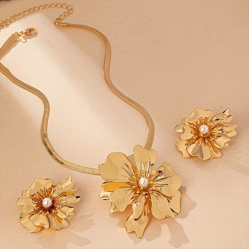 Metal Flower Pendant Necklace & Earrings Set