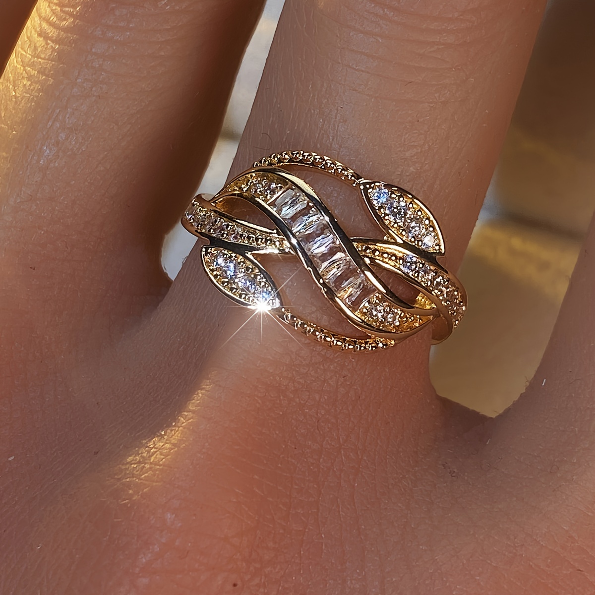 

A Unique And Creative Geometric Irregular Leaf Design Micro-inlaid With Zirconia Ladies' Ring, Featuring A Fashionable And Niche Design Ring.