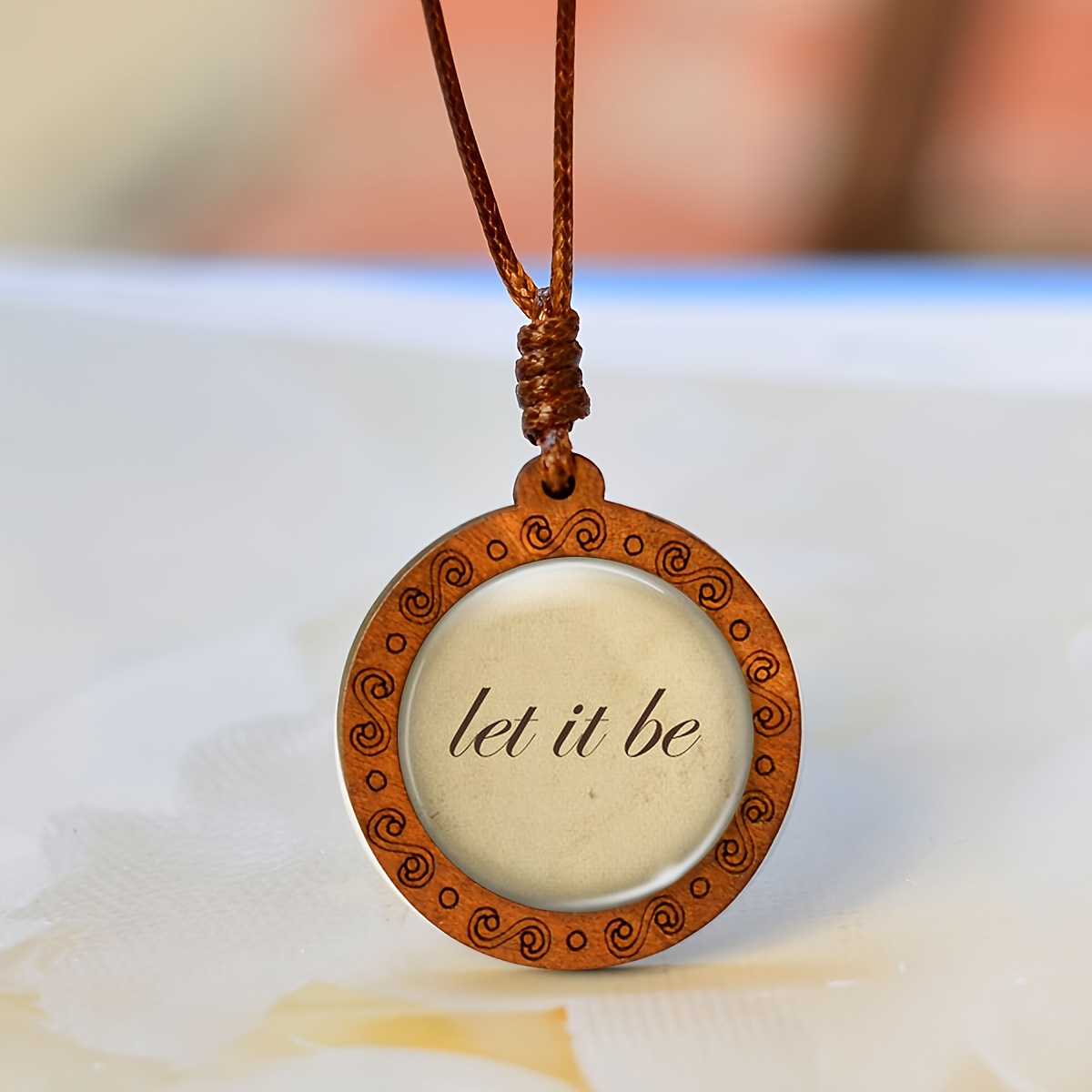 TEMU 1pc Pendentif en Bois Artisanal pour Hommes, Badge Rond avec " Be" en Police Noire sur Fond Beige - Style Minimaliste, Cadeau Idéal pour Noël et