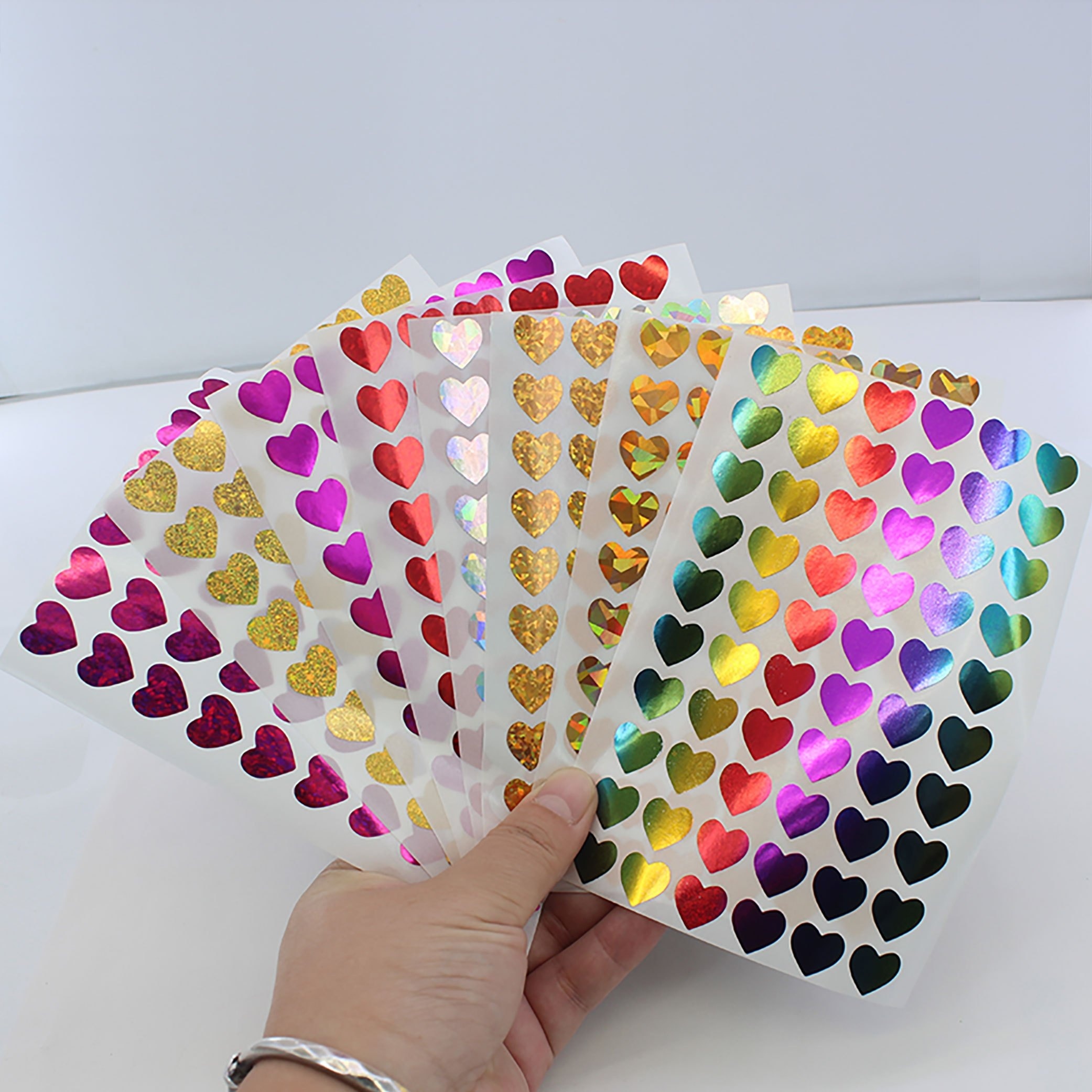 

600pcs Roll Of Laser Heart Stickers - Perfect For Gift Wrapping & Reward Decals, Office Supplies Gift Stickers