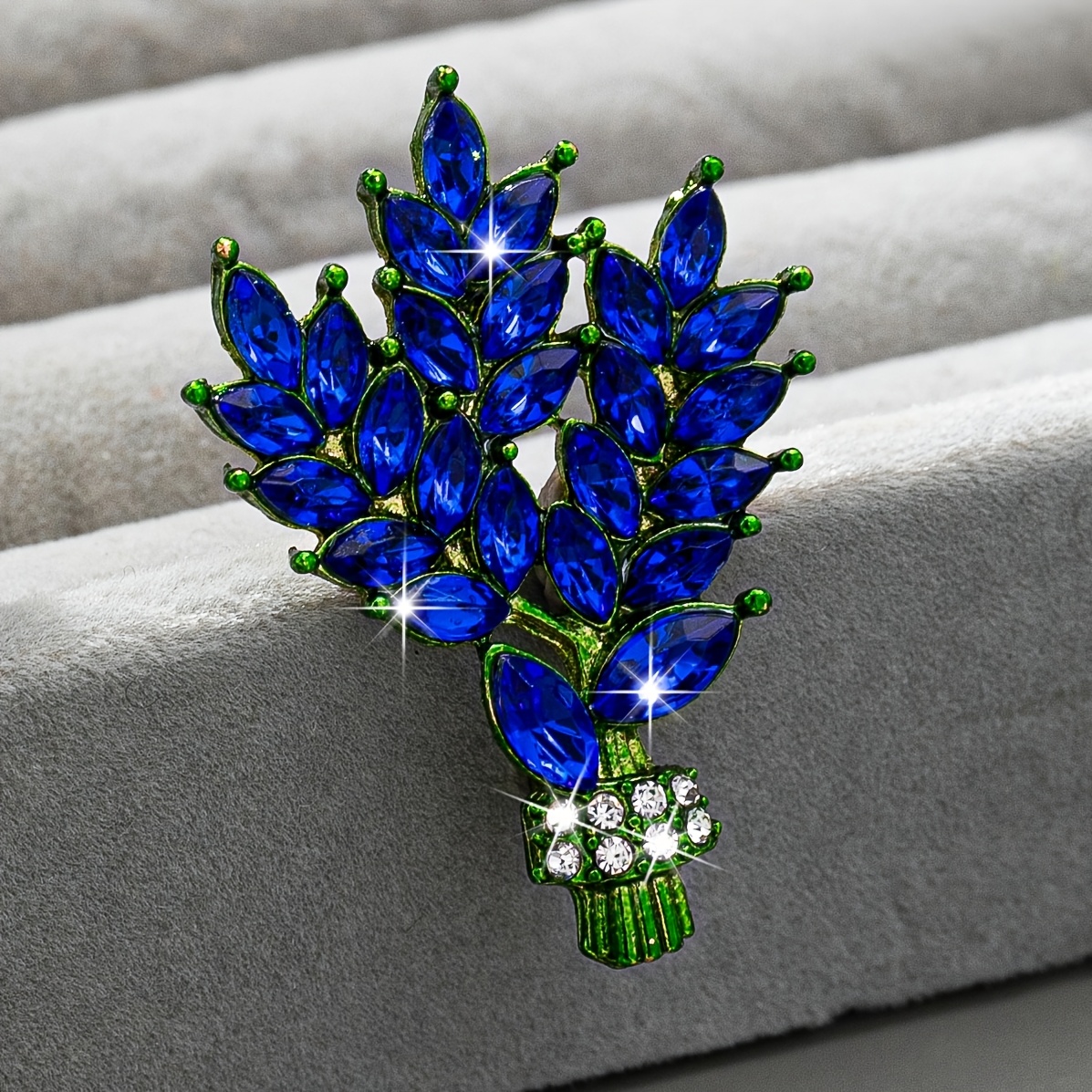 E-shop Eine wunderschöne elegante süße Lavendel-Brosche für Damen als Accessoire für Feiertage, Geburtstag, Date, Tanz, , Hochzeit, Party, Urlaub,