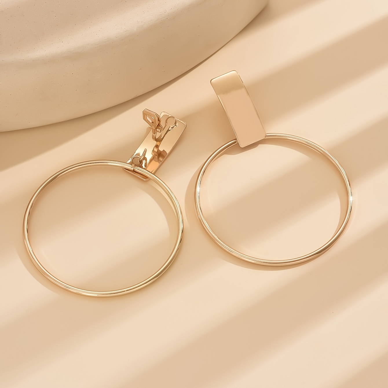 E-shop Ein Paar geometrische, minimalistische Metall-Ohrringe für Damen, mit einem stilvollen und eleganten Design, geeignet für ungepiercte Ohren