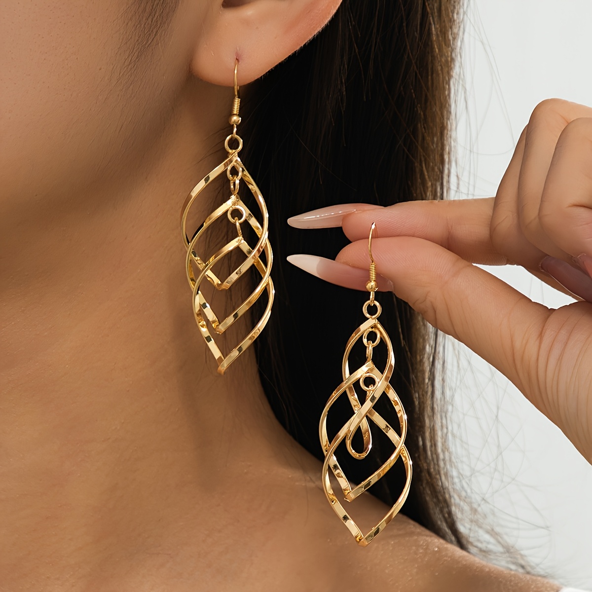 E-shop 1pc Bohemian Elegant Golden-Tone Hoop Ohrschmuck mit verdrehtem Design - für den täglichen Gebrauch, Partys und - Ideales Geschenk für Freunde,