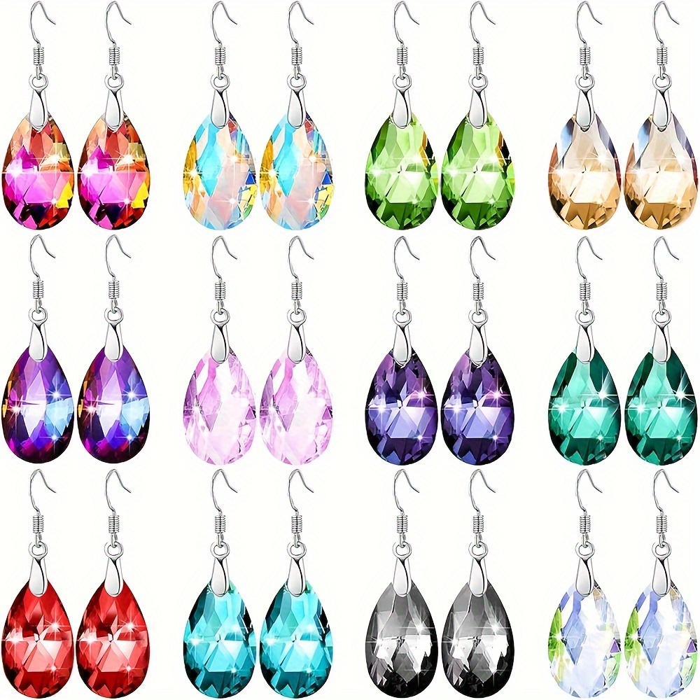 

Une Paire de Boucles D'oreilles Pendantes Incrustées de Verre Étincelant En de , de Couleurs Multiples Pour Que Vous Choisissiez. Que Vous Préférez, Une Alternative de Bijoux de Luxe.