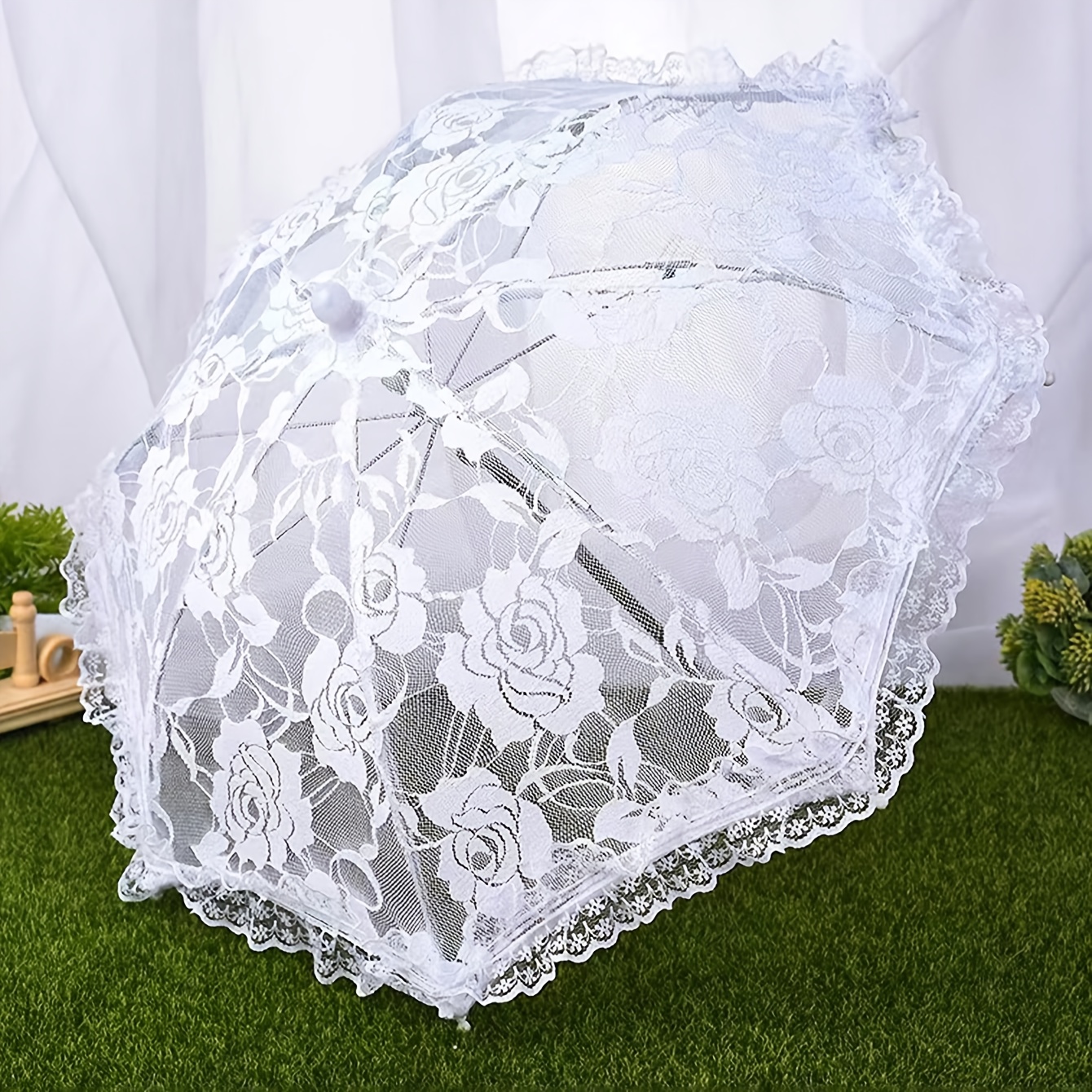 

Parapluie de Mariée Vintage en Dentelle Blanche avec Broderie de Roses - Accessoire de Mariage Vintage, Polyester & Spandex