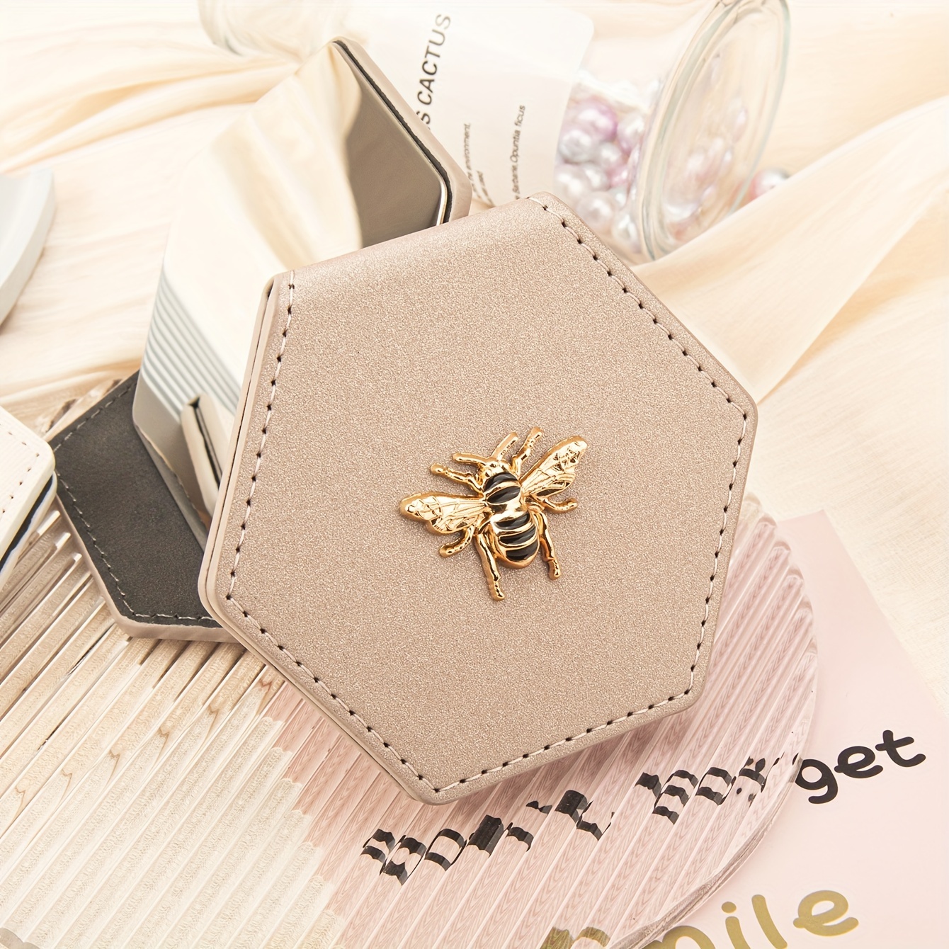 E-shop Eleganter Bienen-Themen Kompaktspiegel - Tragbarer Doppelseitiger Faltbarer Mini-Make-up-Spiegel mit Poliertem Edelstahlrahmen, Ideal für