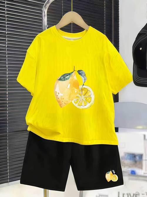 Conjunto de 2 piezas para niños con estampado de limón en acuarela y pantalones cortos de manga corta, disponible en . un estilo de acuarela pintada a con y media rodaja de hojas verdes, aportando una vibra .