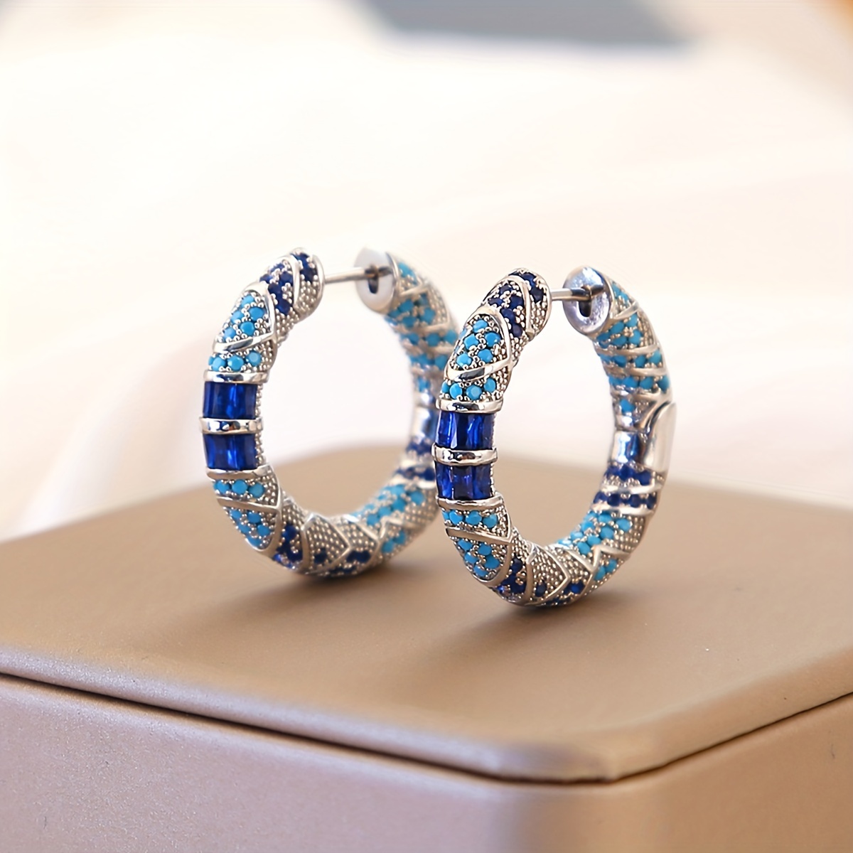 

A Pair Of Vintage-style Luxurious Copper-plated White Golden Cubic Zirconia Embedded High-end Ear Hoops, Featuring Trendy Zirconia Stones, Women To Wear , Banquets, And Events.