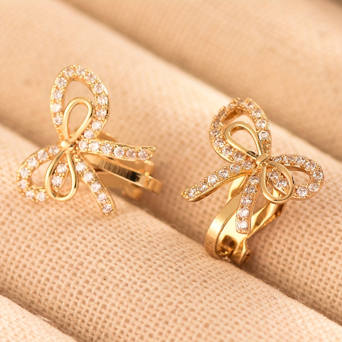 E-shop 1 Paar süße schleifenförmige Synthetische Zirkonia-Clip-Ohrringe für Damen – Trendige & elegante nicht-piercing Ohrmanschetten, luxuriöser