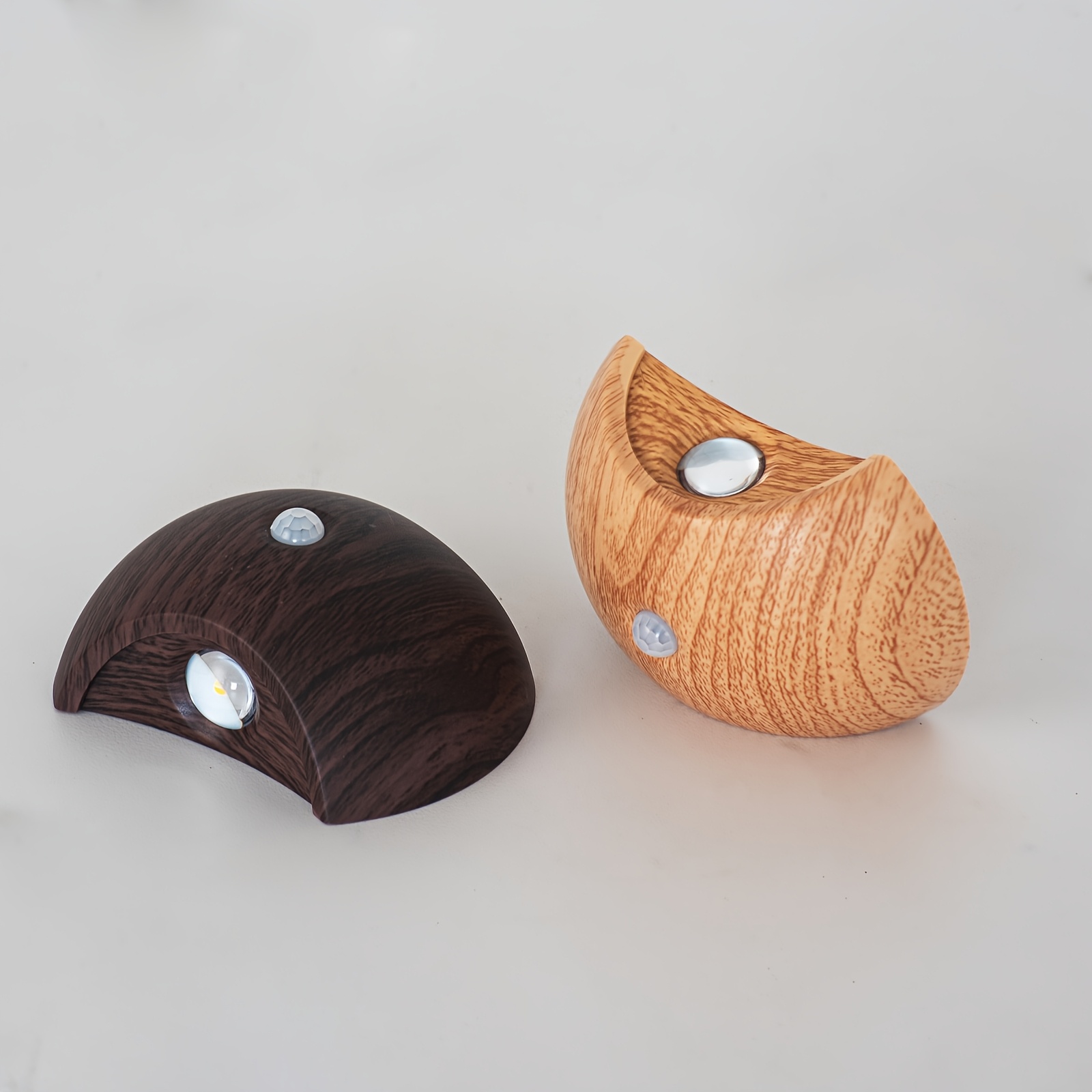 Luz Nocturna LED Moderna con Sensor de Movimiento - Lámpara Recargable de Pared con Brillo Ajustable, Luz de Pantalla Inalámbrica Adecuada para Dormitorios y Salas de Estar, Disponible en Dorado, Cromo y Grano de Madera, Alimentada por Batería, Lámpara de Pared para Dormitorio