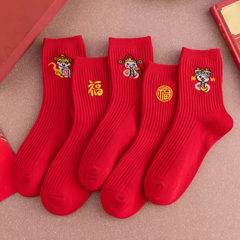 

5 Pairs Women's Red Knee-length Socks, Cute Cartoon "fu" Design, Polyester 95% Elastane 5%, Knit Fabric, 280g/m², Fashionable Warm Socks For Daily Use, New Year's Autumn/