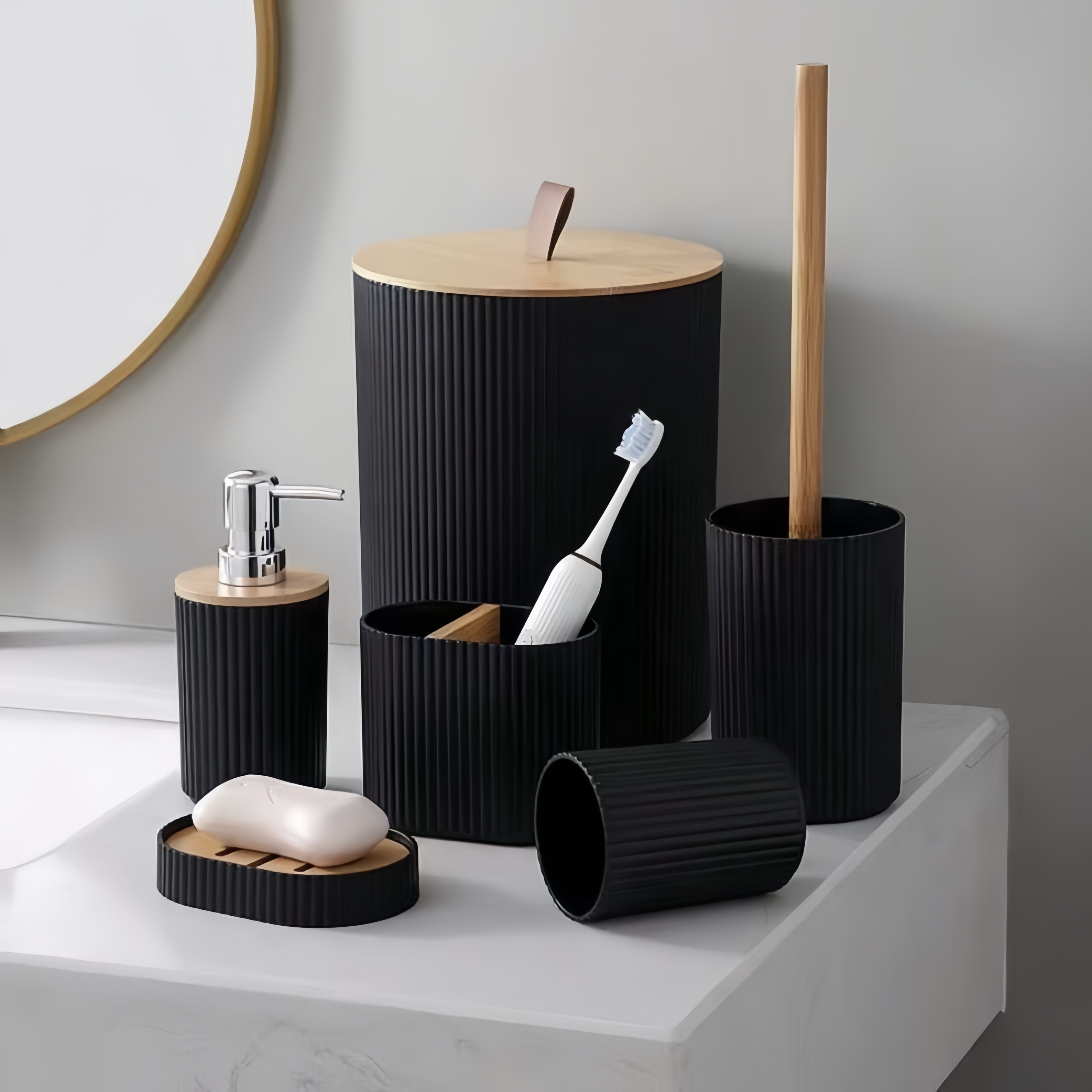 

Ensemble d'accessoires de salle de bain 6 pièces, élégant ensemble de bain en plastique avec accents en bois, organisateur essentiel, aide à l'hygiène, cadeau idéal pour une pendaison de crémaillère