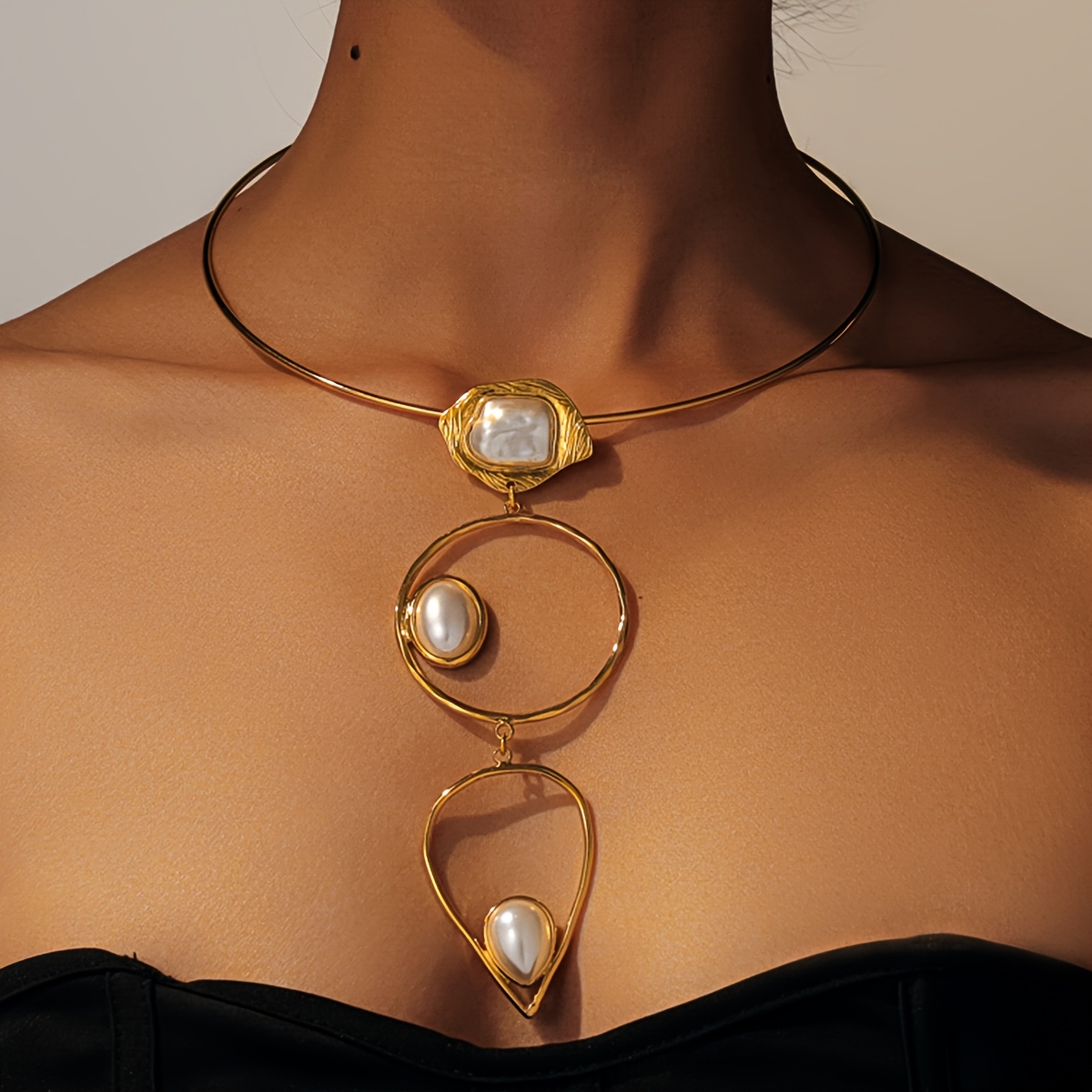 E-shop Eine Damenmode-Choker mit einem unregelmäßigen geometrischen Design, bestehend aus hohlen, runden und tröpfchenförmigen Metallringen, eingelegt