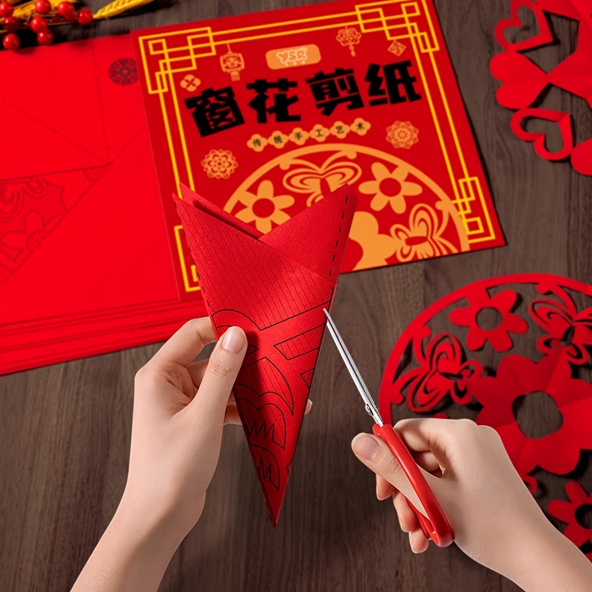 

1 Book 2025 New Year Window Cut Paper Handmade Set Semi-finished 's Traditional Folklore Draft Pattern 17*17cm, About 60 Sheets, Can Exercise Hand , Very Interesting