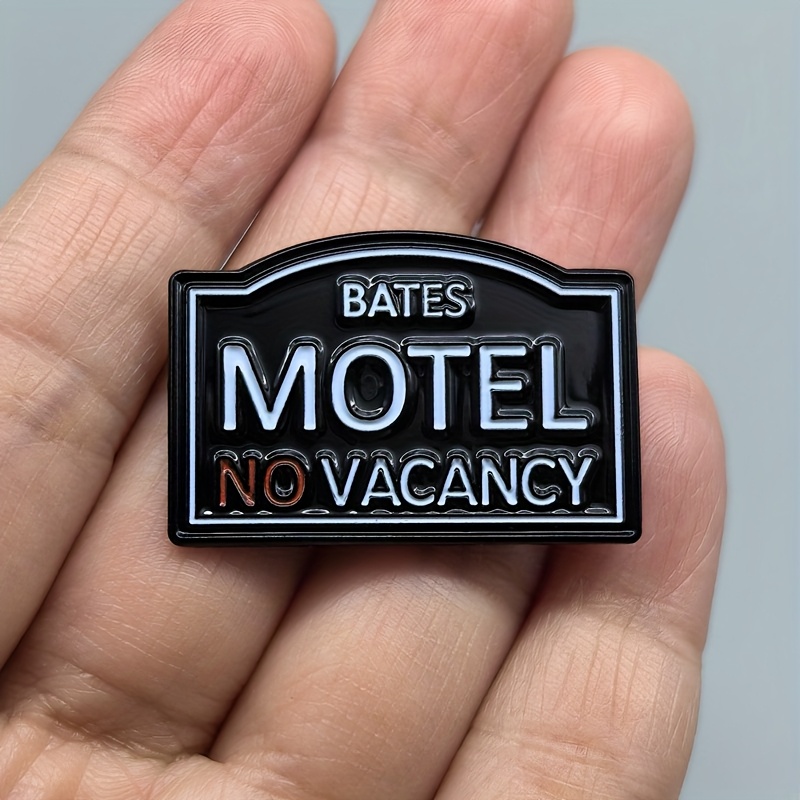 TEMU Une broche en émail à thème avec des d'horreur de , parfaite comme cadeau pour les fans de la série, idéale pour les vestes, les chapeaux et les