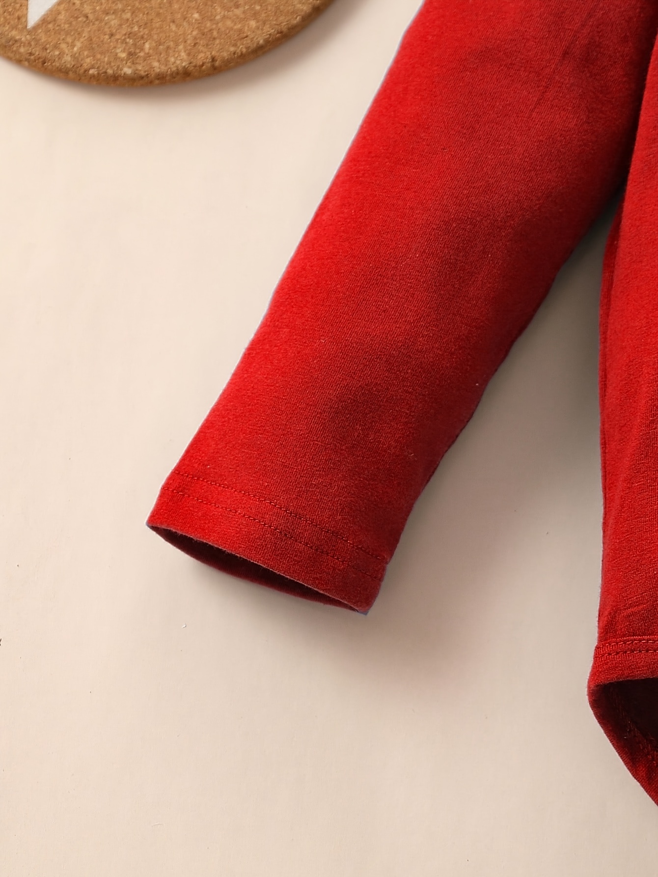 Effenkleurige romper met capuchon en lange mouwen