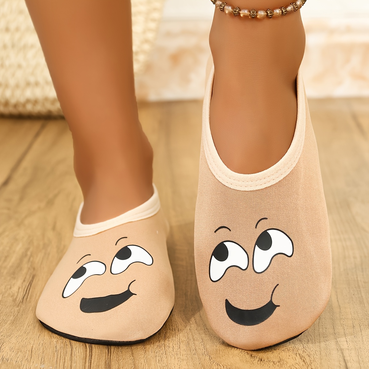 TEMU Fashion Women's House Slippers Floor Shoes Feature An Abstract Design, Suitable For Indoor Use With A Breathable Soft Sole. Outdoor Beach Wear