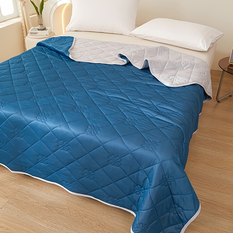 TEMU 1 Pack Super Soft Clover Printed Cooling Blanket, Breathable Lightweight Summer Throw Blanket, Machine Washable For Single And Double Bed