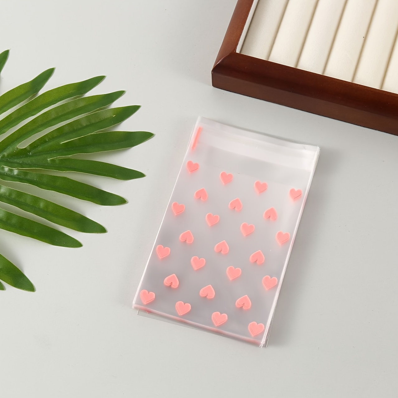 TEMU Packung mit 60 herzförmigen, selbstklebenden Beuteln - Transparente OPP-Geschenkbeutel aus Plastik mit rosa und weißen Herzmustern, geeignet für