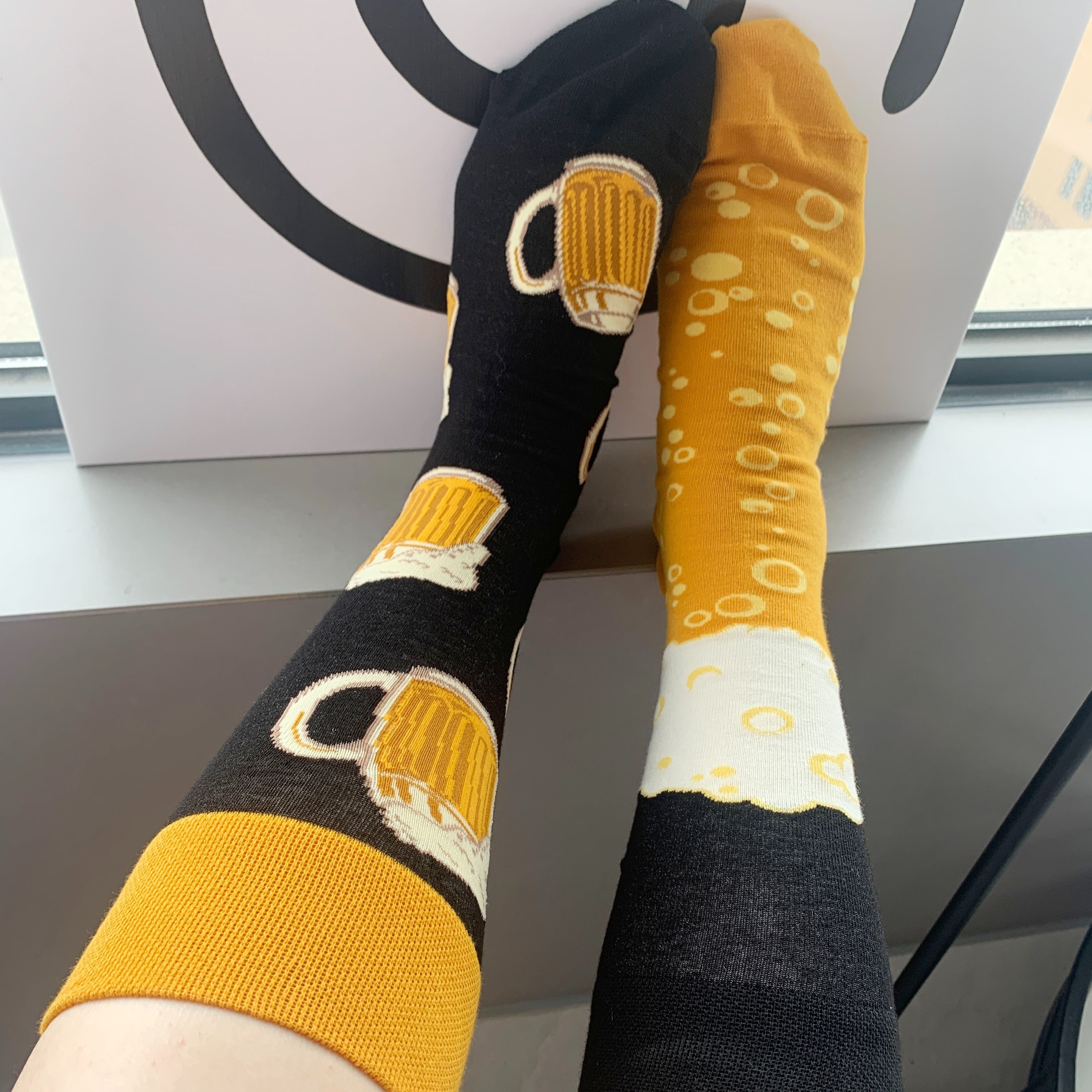 1 Pair CHAOZHU Beer Lover Socks - Fun Couples Gift for Men & Women, Extended Mid-Calf Brewing socks with Beer Mug Designs, Black & Mustard - Hand Wash Only Casual Party Casual Attire, Themed Apparel, Quirky Pattern, Soft Fabric, Sock Collectors