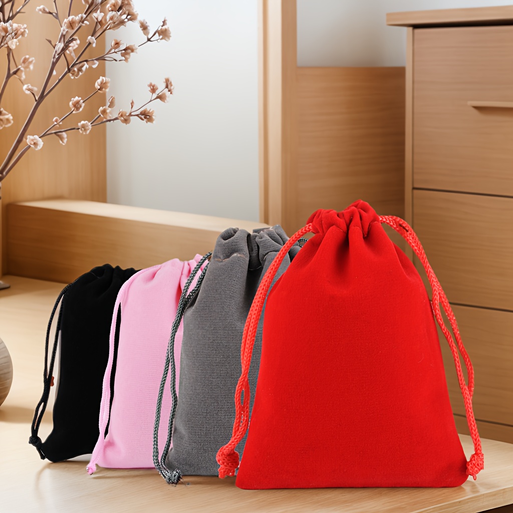 

Sacs en velours à cordon de serrage en différentes couleurs pour emballer des articles, des cadeaux et des bijoux.