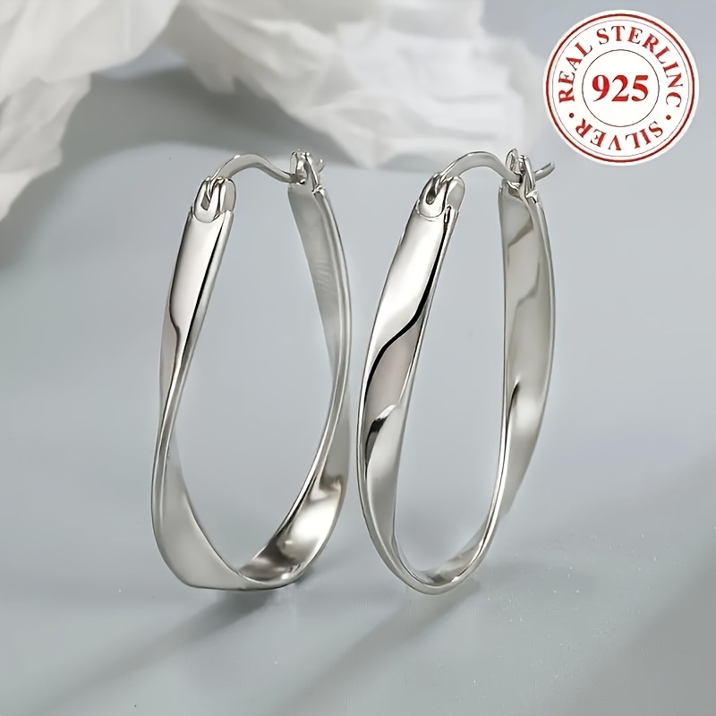 

A Pair Of Elegant And Retro-style Silvery Loop Earrings, Suitable For Women' Parties, Ladies' Fashionable Hoop Earrings.