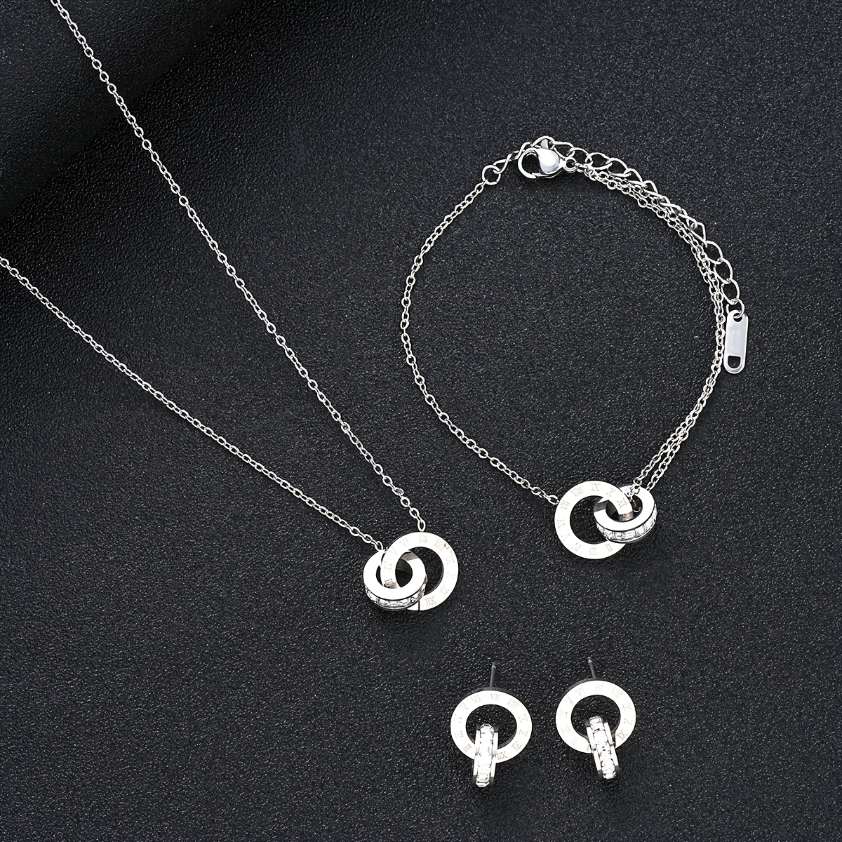 E-shop Hochzeitssaison Valentinstagsgeschenk Edelstahl 2 Ohrringe + 1 Halskette + 1 Armband Römische Ziffern Verbindungs-Schmuckset Geschenk für
