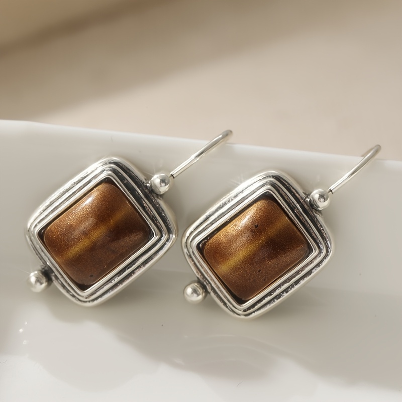 E-shop Exquisite elegante bernsteinfarbene Quadrat-Anhänger Ohrringe, einzigartiger Retro-texturierter silberfarbener Schmuck, ein elegantes Accessoire