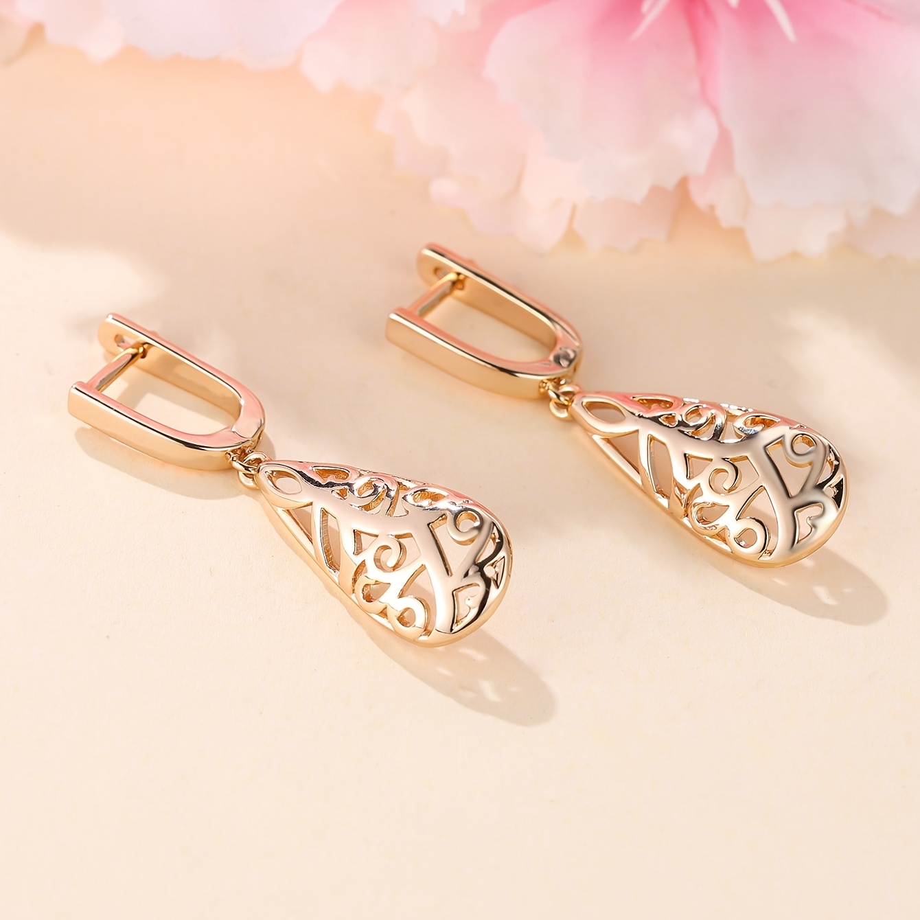 Women's Classic Hollow Teardrop Earrings, Stylish Versatile Design