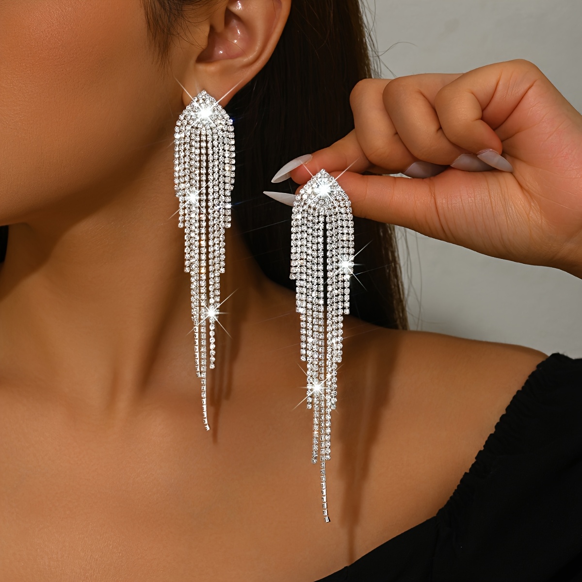 E-shop Elegante Damen Ohrringe mit langen Quasten und Strasssteinen | Luxuriöses, versilbertes Kupfer, ideal für Hochzeiten und Party-Anlässe