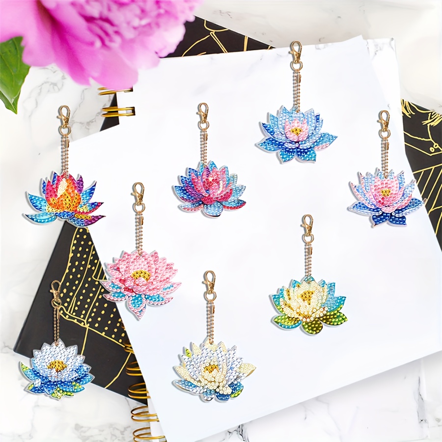 8pcs Christmas Tree Ornament Set with Lotus Pattern Keychains