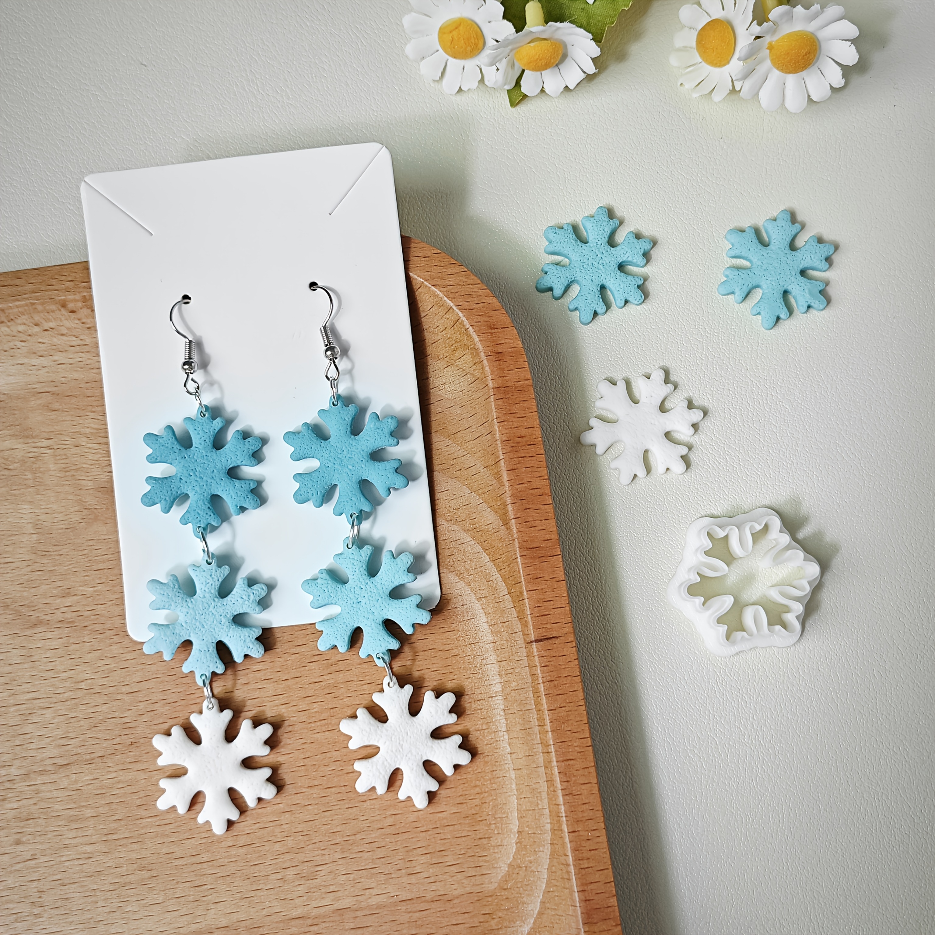 TEMU A Winter-themed Snowflake Pattern Polymer Clay Cutter Featuring A Gradient Design, Suitable For Making Earrings And Jewelry For Winter Parties