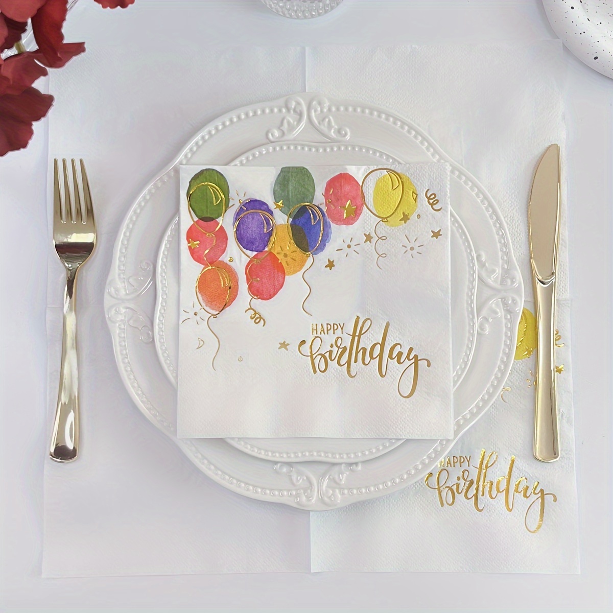 E-shop Ein Set aus 16, Einweg-Servietten mit goldenem Folien-Design und bunten "Happy Birthday"-Motiven, Größe 13x13 Zoll, für