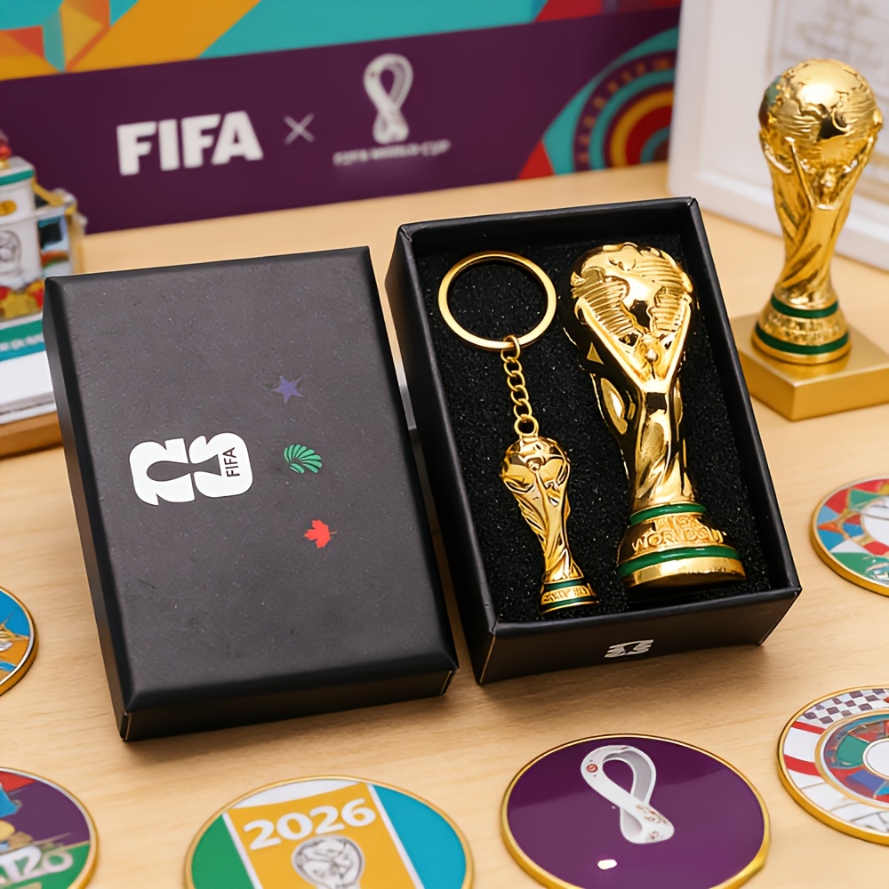 E-shop Geschenk für Sie/Ihn 2 Stück 2026 Weltmeisterschaft FIFA Themen Schlüsselanhänger Haken Geschenkbox Set, Weltmeisterschaft Fußball Trophäe