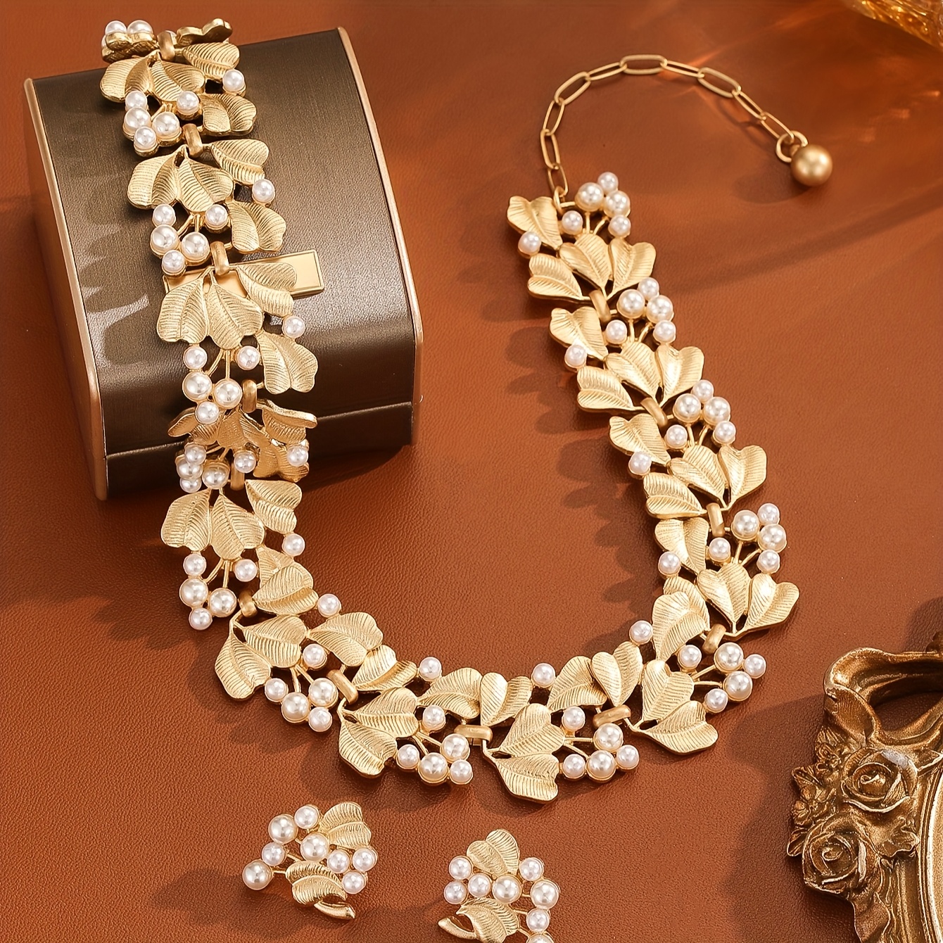 TEMU A Luxurious And Stylish French Vintage-inspired Necklace Set Featuring Ginkgo Leaves, Pearls, And A Retro Brushed End, Perfect For Elegant