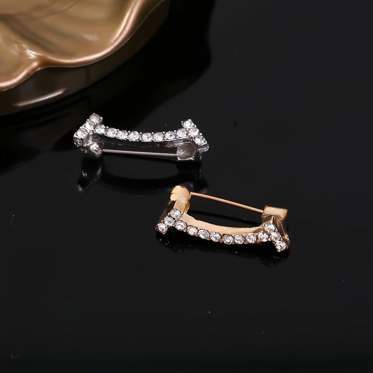 1/2/4Pcs Smiling Exquisite Brooch Anti-Slip Chest Buckle Clothing Collar Accessories Waistband Reduction Artifact Small Fragrance Style Waist Pin