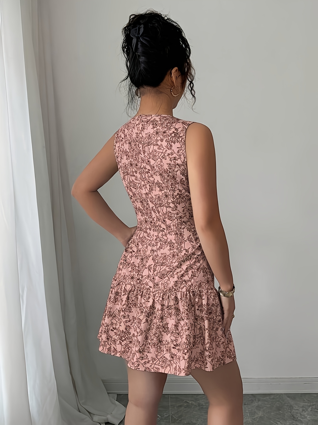 Este elegante vestido floral sem mangas com decote redondo 2