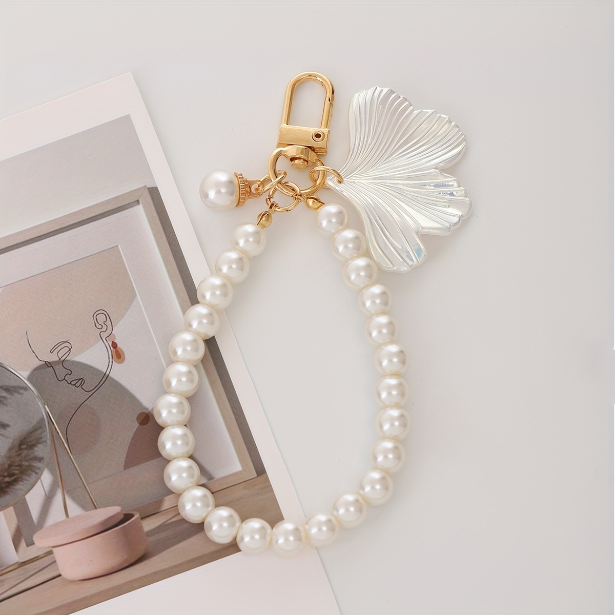 A New Korean-style Ginkgo Leaf Pearl Keychain, Perfect For Decorating Bags, Wallets, And Phone Keychains. Featuring A Plant Element, It Makes An Ideal Gift For On Holidays
