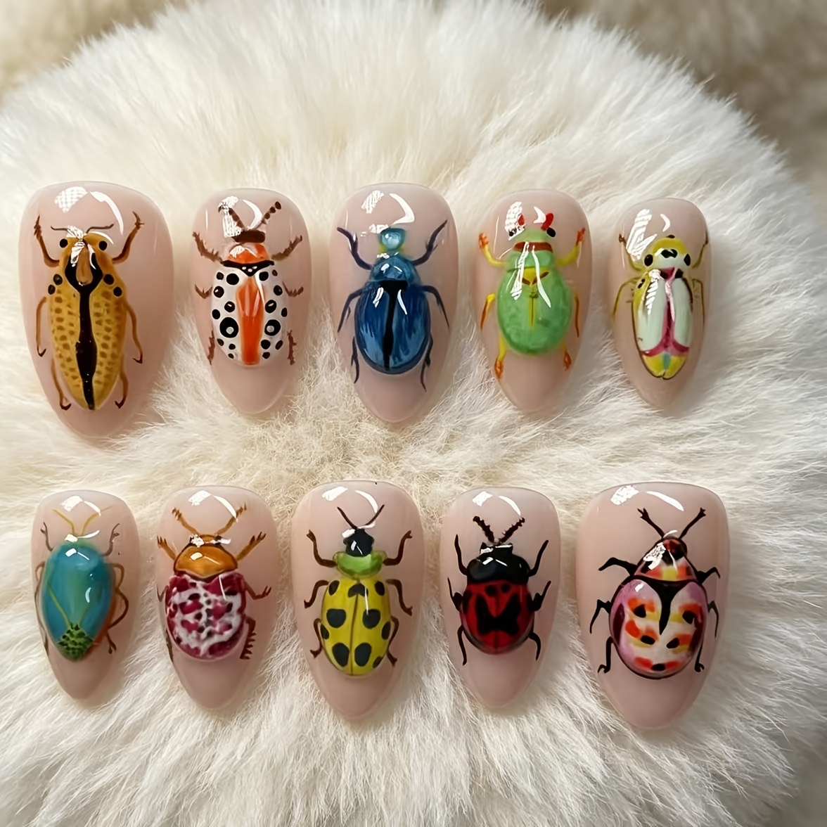 TEMU Faux ongles amandes longs à insectes colorés peints à , base nude avec coccinelle et mignons